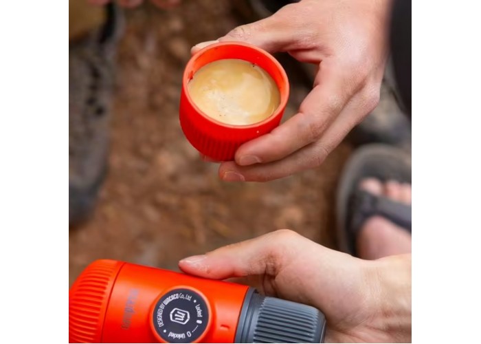 Портативна еспресо-кавоварка Wacaco Nanopresso червона з чохлом